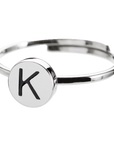 Anello con lettera smaltata