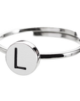 Anello con lettera smaltata