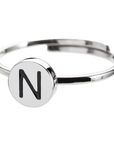 Anello con lettera smaltata