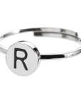 Anello con lettera smaltata