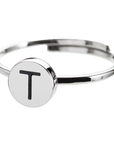 Anello con lettera smaltata