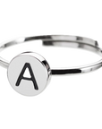 Anello con lettera smaltata